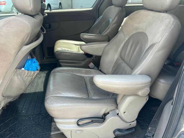 Серый Крайслер Вояджер, объемом двигателя 2.5 л и пробегом 396 тыс. км за 4640 $, фото 12 на Automoto.ua