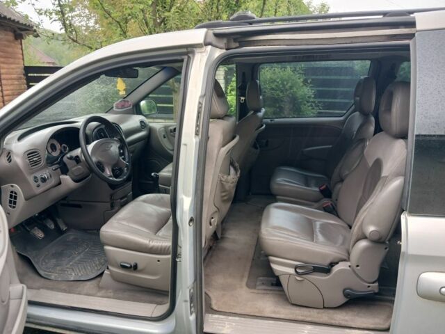 Серый Крайслер Вояджер, объемом двигателя 2.5 л и пробегом 280 тыс. км за 3539 $, фото 1 на Automoto.ua