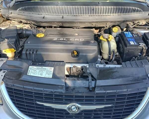 Сірий Крайслер Voyager, об'ємом двигуна 2.5 л та пробігом 312 тис. км за 4800 $, фото 2 на Automoto.ua