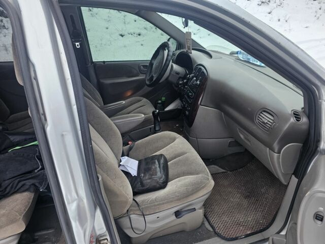 Серый Крайслер Вояджер, объемом двигателя 2.5 л и пробегом 450 тыс. км за 5933 $, фото 5 на Automoto.ua