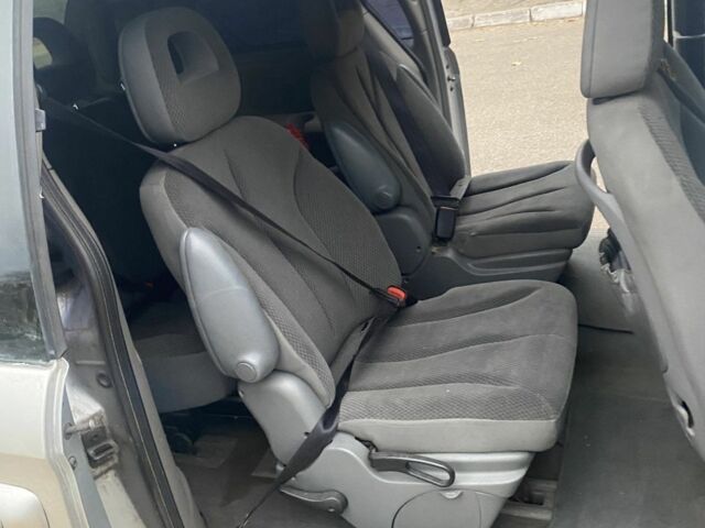 Серый Крайслер Вояджер, объемом двигателя 2.5 л и пробегом 183 тыс. км за 4105 $, фото 5 на Automoto.ua