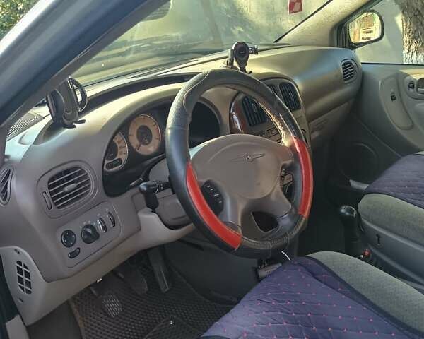 Сірий Крайслер Voyager, об'ємом двигуна 2.5 л та пробігом 312 тис. км за 4800 $, фото 7 на Automoto.ua