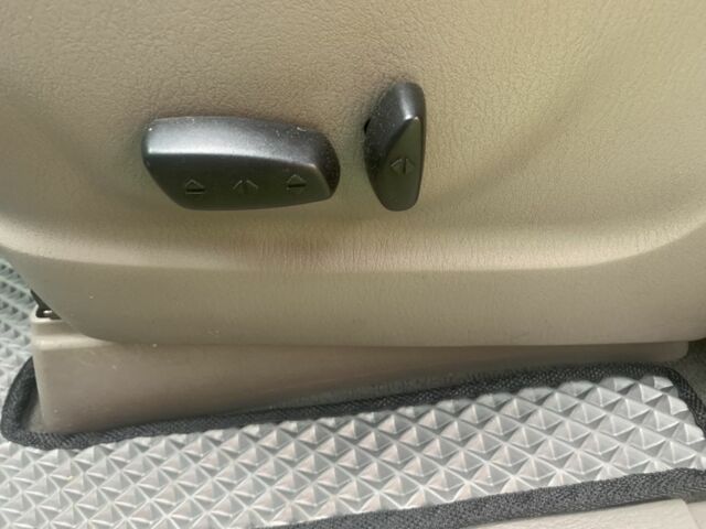 Серый Крайслер Вояджер, объемом двигателя 2.4 л и пробегом 176 тыс. км за 5600 $, фото 7 на Automoto.ua