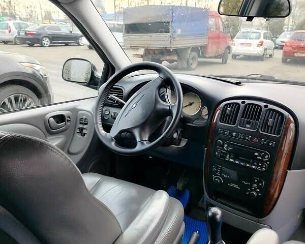 Серый Крайслер Вояджер, объемом двигателя 2.5 л и пробегом 340 тыс. км за 3200 $, фото 6 на Automoto.ua