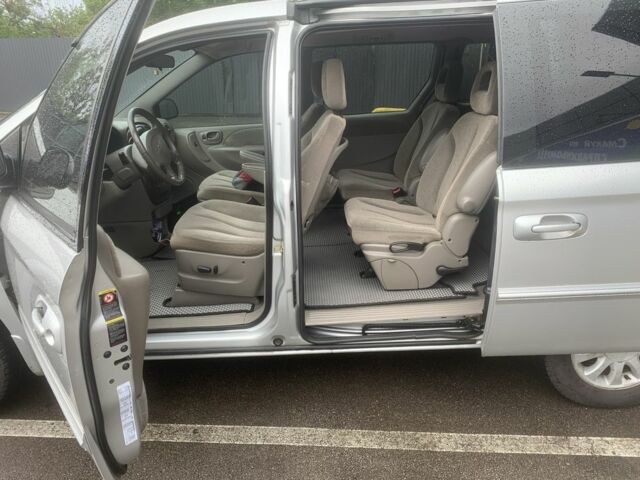 Серый Крайслер Вояджер, объемом двигателя 2.4 л и пробегом 176 тыс. км за 5600 $, фото 4 на Automoto.ua