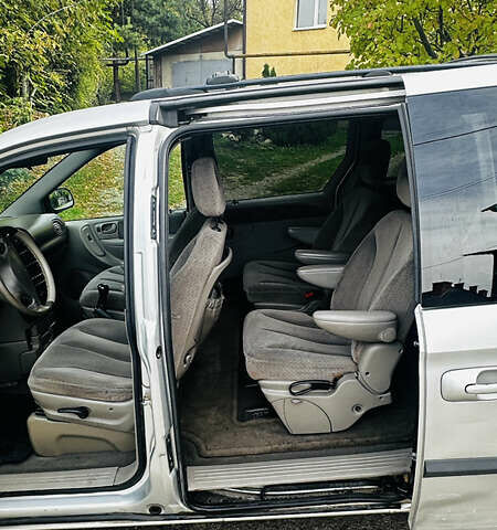 Сірий Крайслер Voyager, об'ємом двигуна 2.5 л та пробігом 395 тис. км за 2300 $, фото 10 на Automoto.ua