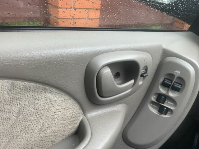 Серый Крайслер Вояджер, объемом двигателя 2.4 л и пробегом 176 тыс. км за 5600 $, фото 8 на Automoto.ua