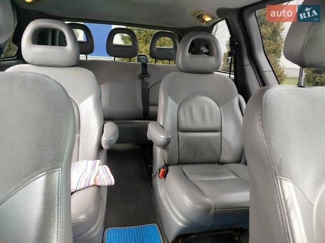 Серый Крайслер Вояджер, объемом двигателя 2.5 л и пробегом 340 тыс. км за 3200 $, фото 7 на Automoto.ua