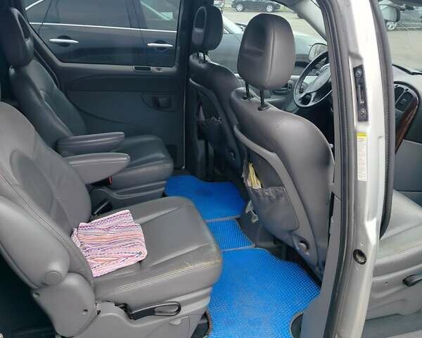 Серый Крайслер Вояджер, объемом двигателя 2.5 л и пробегом 340 тыс. км за 3200 $, фото 5 на Automoto.ua