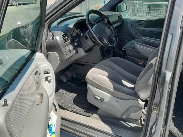 Серый Крайслер Вояджер, объемом двигателя 2.5 л и пробегом 490 тыс. км за 5300 $, фото 7 на Automoto.ua