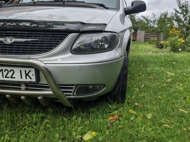 Серый Крайслер Вояджер, объемом двигателя 2.5 л и пробегом 295 тыс. км за 3542 $, фото 1 на Automoto.ua