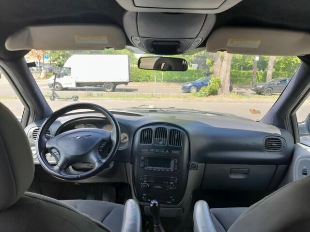 Серый Крайслер Вояджер, объемом двигателя 2.5 л и пробегом 490 тыс. км за 5300 $, фото 5 на Automoto.ua