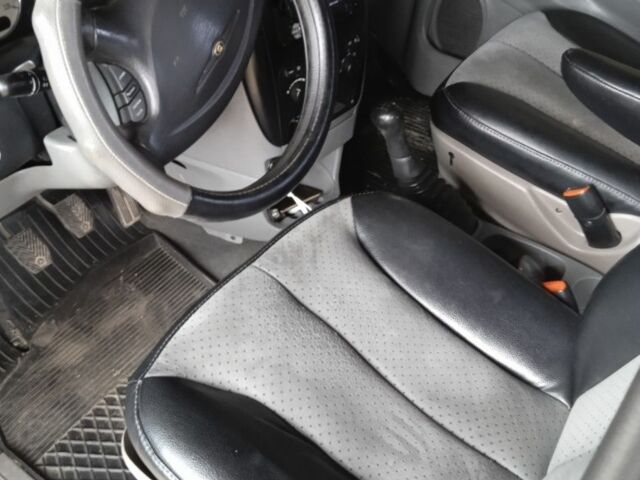 Серый Крайслер Вояджер, объемом двигателя 2.5 л и пробегом 295 тыс. км за 3542 $, фото 5 на Automoto.ua