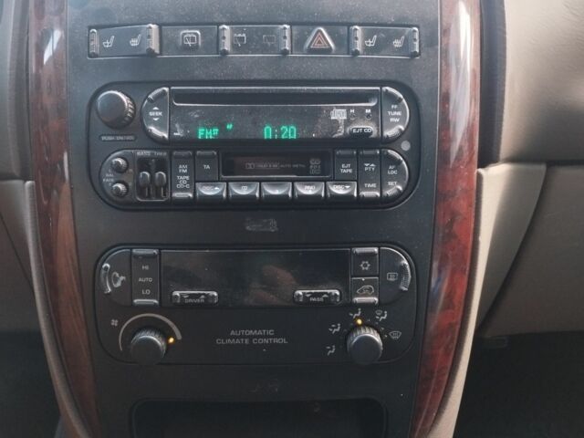 Серый Крайслер Вояджер, объемом двигателя 2.5 л и пробегом 250 тыс. км за 1656 $, фото 11 на Automoto.ua