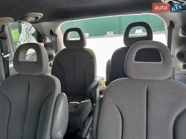 Сірий Крайслер Voyager, об'ємом двигуна 2.5 л та пробігом 230 тис. км за 5600 $, фото 6 на Automoto.ua