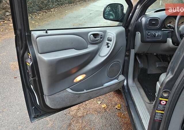 Сірий Крайслер Voyager, об'ємом двигуна 2.78 л та пробігом 280 тис. км за 4100 $, фото 21 на Automoto.ua