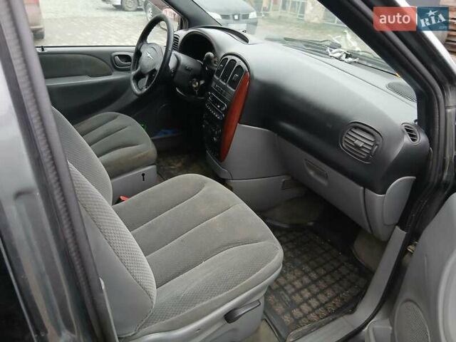 Серый Крайслер Вояджер, объемом двигателя 2.8 л и пробегом 231 тыс. км за 1350 $, фото 2 на Automoto.ua