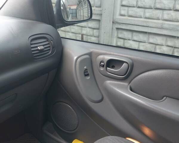 Серый Крайслер Вояджер, объемом двигателя 2.8 л и пробегом 477 тыс. км за 4500 $, фото 8 на Automoto.ua