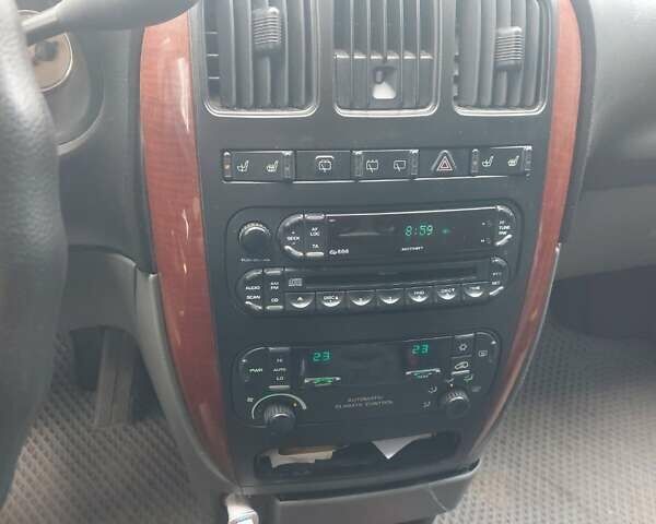 Серый Крайслер Вояджер, объемом двигателя 2.8 л и пробегом 477 тыс. км за 4500 $, фото 9 на Automoto.ua