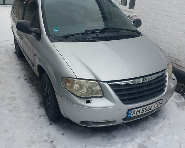 Серый Крайслер Вояджер, объемом двигателя 2.8 л и пробегом 477 тыс. км за 4500 $, фото 1 на Automoto.ua