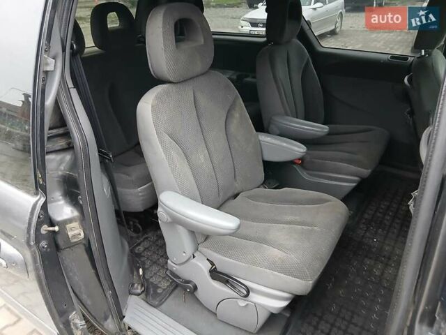 Серый Крайслер Вояджер, объемом двигателя 2.8 л и пробегом 231 тыс. км за 1350 $, фото 4 на Automoto.ua