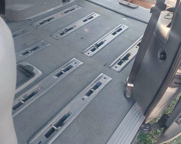 Серый Крайслер Вояджер, объемом двигателя 2.8 л и пробегом 477 тыс. км за 4500 $, фото 5 на Automoto.ua