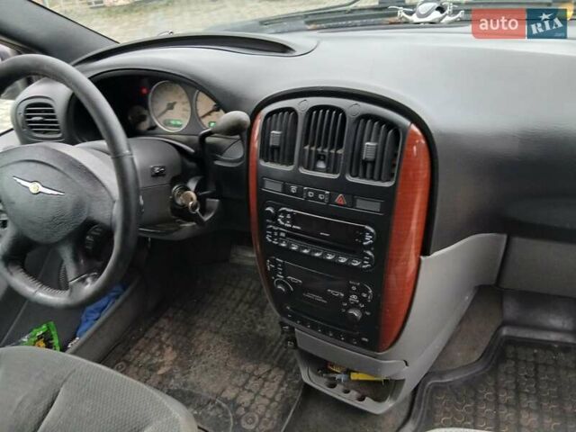 Серый Крайслер Вояджер, объемом двигателя 2.8 л и пробегом 231 тыс. км за 1350 $, фото 1 на Automoto.ua
