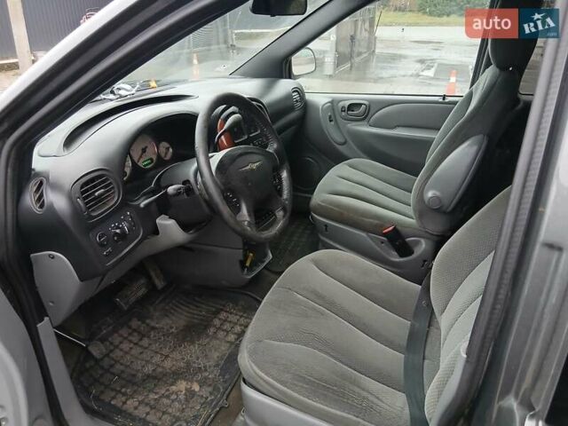 Серый Крайслер Вояджер, объемом двигателя 2.8 л и пробегом 231 тыс. км за 1350 $, фото 10 на Automoto.ua