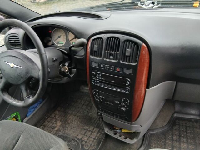 Сірий Крайслер Voyager, об'ємом двигуна 0 л та пробігом 234 тис. км за 1565 $, фото 9 на Automoto.ua