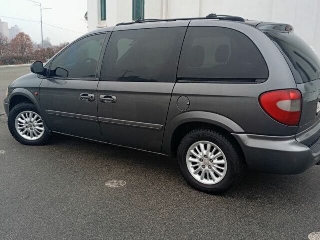 Сірий Крайслер Voyager, об'ємом двигуна 2.8 л та пробігом 355 тис. км за 5323 $, фото 1 на Automoto.ua