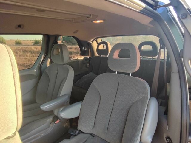 Сірий Крайслер Voyager, об'ємом двигуна 2.8 л та пробігом 400 тис. км за 5300 $, фото 7 на Automoto.ua