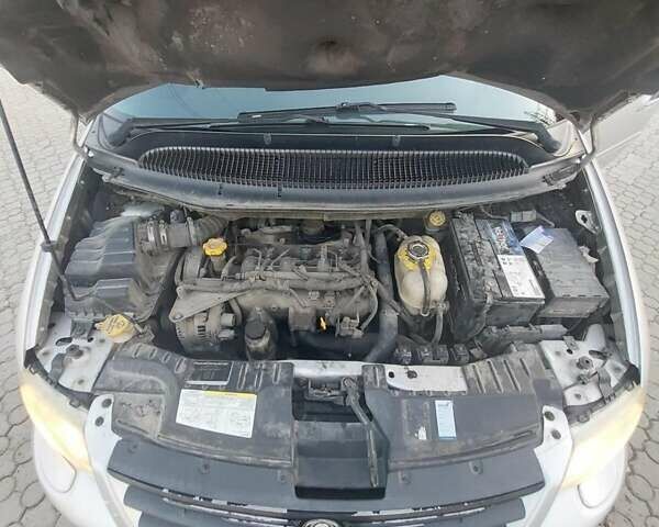 Серый Крайслер Вояджер, объемом двигателя 2.78 л и пробегом 250 тыс. км за 5900 $, фото 9 на Automoto.ua