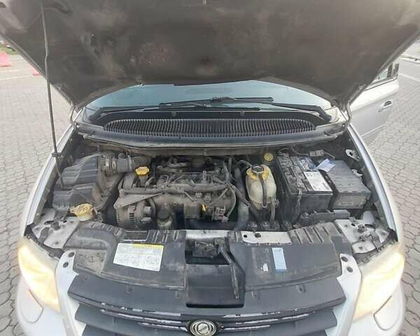 Серый Крайслер Вояджер, объемом двигателя 2.78 л и пробегом 250 тыс. км за 5900 $, фото 3 на Automoto.ua