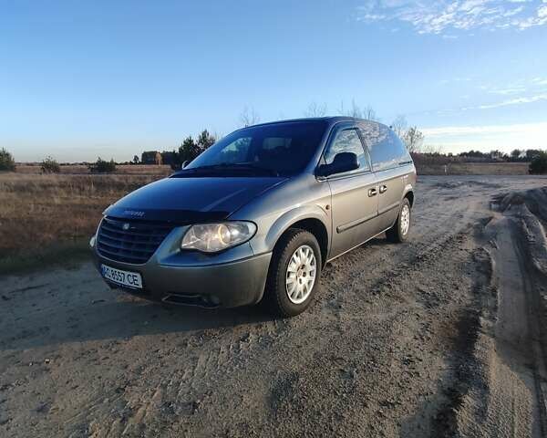 Серый Крайслер Вояджер, объемом двигателя 2.78 л и пробегом 400 тыс. км за 5300 $, фото 1 на Automoto.ua