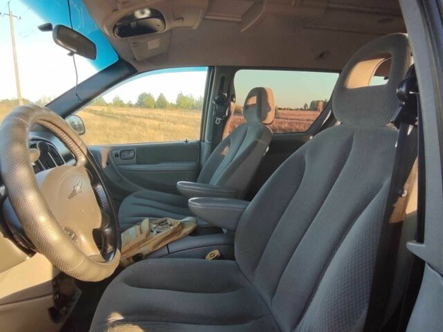 Сірий Крайслер Voyager, об'ємом двигуна 2.8 л та пробігом 400 тис. км за 5300 $, фото 6 на Automoto.ua