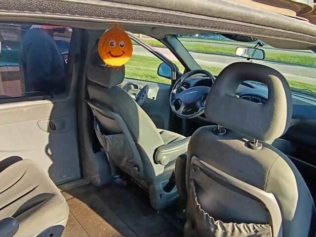 Сірий Крайслер Voyager, об'ємом двигуна 3.3 л та пробігом 300 тис. км за 1900 $, фото 2 на Automoto.ua