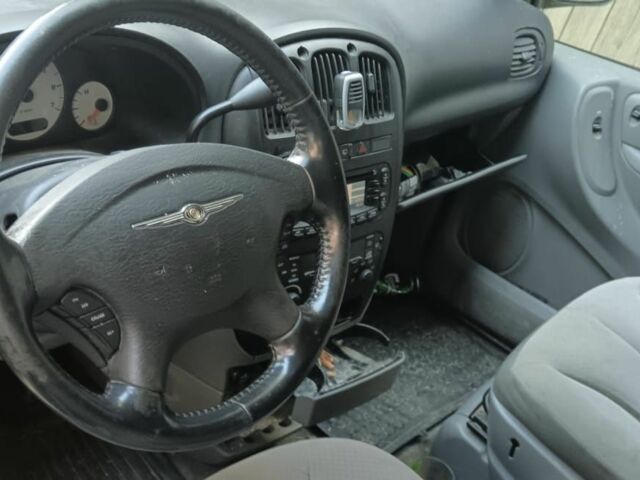 Серый Крайслер Вояджер, объемом двигателя 3.3 л и пробегом 300 тыс. км за 1786 $, фото 3 на Automoto.ua