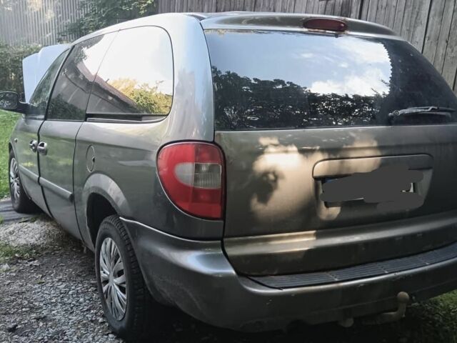 Серый Крайслер Вояджер, объемом двигателя 3.3 л и пробегом 300 тыс. км за 1786 $, фото 1 на Automoto.ua