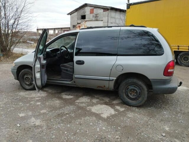 Серый Крайслер Вояджер, объемом двигателя 0 л и пробегом 300 тыс. км за 1549 $, фото 2 на Automoto.ua