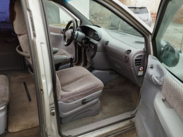 Серый Крайслер Вояджер, объемом двигателя 0 л и пробегом 300 тыс. км за 1549 $, фото 1 на Automoto.ua