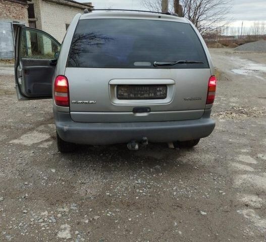 Серый Крайслер Вояджер, объемом двигателя 0 л и пробегом 300 тыс. км за 1549 $, фото 3 на Automoto.ua