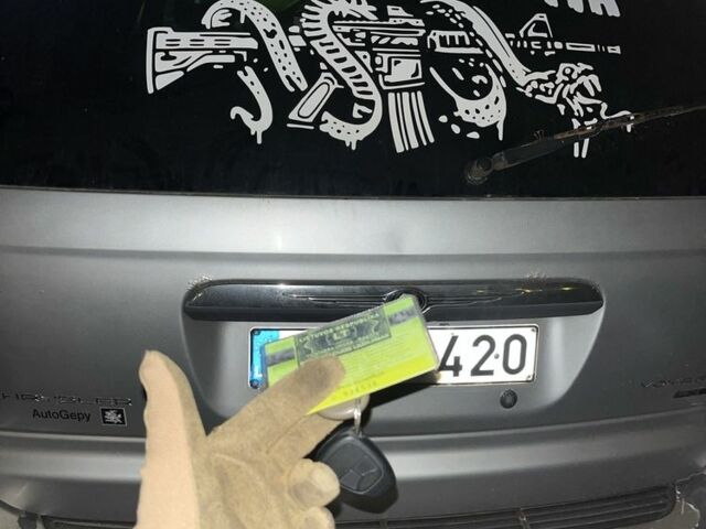 Серый Крайслер Вояджер, объемом двигателя 2.5 л и пробегом 270 тыс. км за 750 $, фото 4 на Automoto.ua