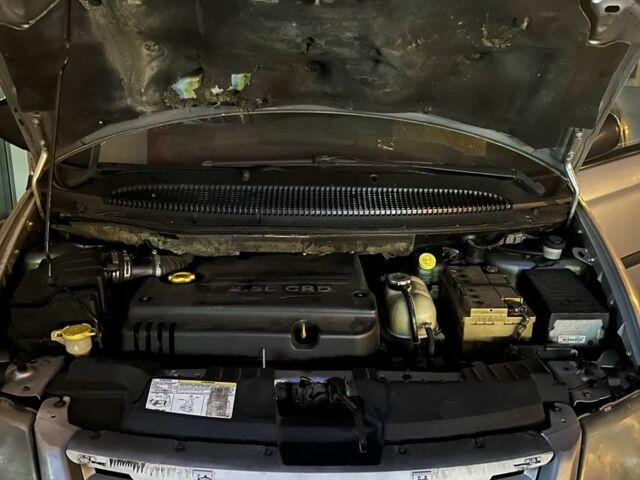 Серый Крайслер Вояджер, объемом двигателя 2.5 л и пробегом 270 тыс. км за 750 $, фото 2 на Automoto.ua