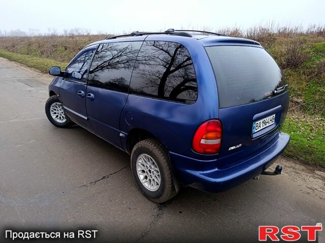 Синий Крайслер Вояджер, объемом двигателя 2.5 л и пробегом 0 тыс. км за 3900 $, фото 5 на Automoto.ua