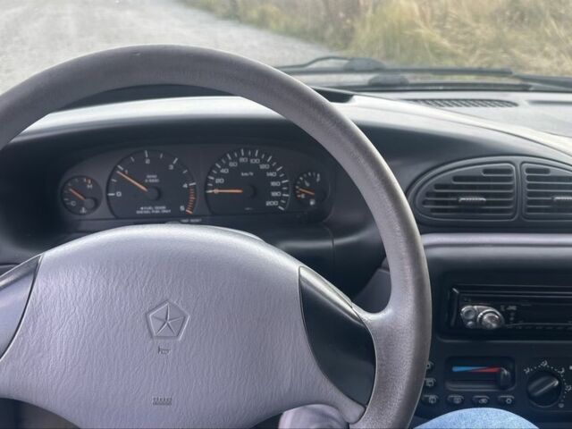 Синий Крайслер Вояджер, объемом двигателя 2.5 л и пробегом 300 тыс. км за 2200 $, фото 8 на Automoto.ua