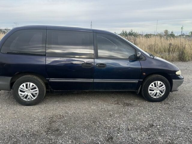 Синий Крайслер Вояджер, объемом двигателя 2.5 л и пробегом 300 тыс. км за 2200 $, фото 5 на Automoto.ua