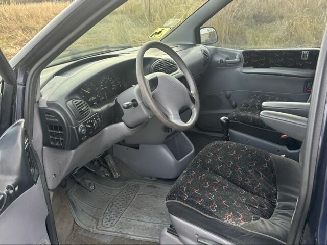 Синий Крайслер Вояджер, объемом двигателя 2.5 л и пробегом 300 тыс. км за 2200 $, фото 7 на Automoto.ua