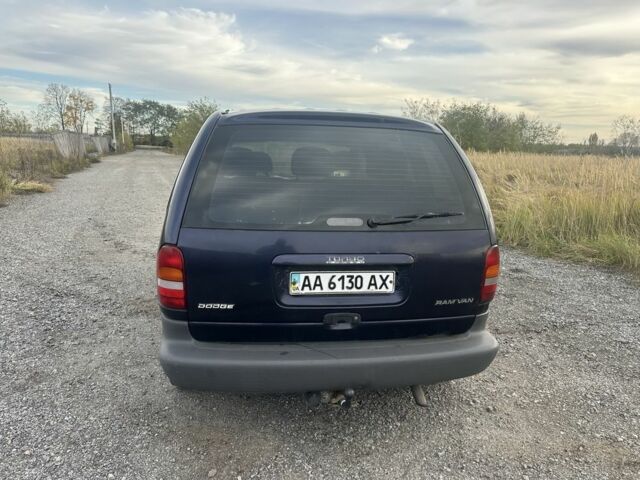 Синий Крайслер Вояджер, объемом двигателя 2.5 л и пробегом 300 тыс. км за 2200 $, фото 3 на Automoto.ua