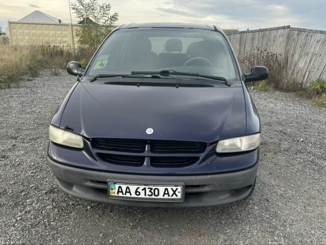 Синий Крайслер Вояджер, объемом двигателя 2.5 л и пробегом 300 тыс. км за 2200 $, фото 2 на Automoto.ua