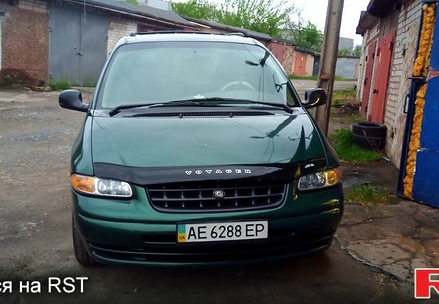 Зелений Крайслер Voyager, об'ємом двигуна 2.4 л та пробігом 290 тис. км за 3500 $, фото 2 на Automoto.ua